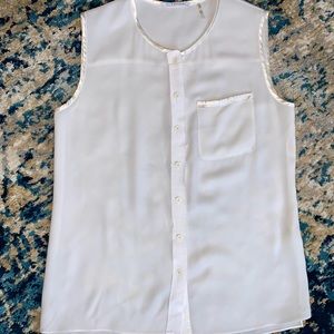 Women’s Sleeveless Button Up